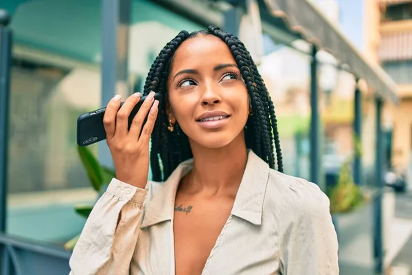 Joven Mujer Afroamericana Sonriendo Feliz Escuchando Mensaje Audio Utilizando Teléfono — Foto de Stock