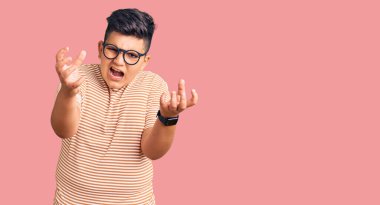 Sıradan kıyafetler ve gözlük takan küçük çocuk öfkeden kudurmuş, elleri boğazlamaya çalışıyor, deli gibi bağırıyor. 