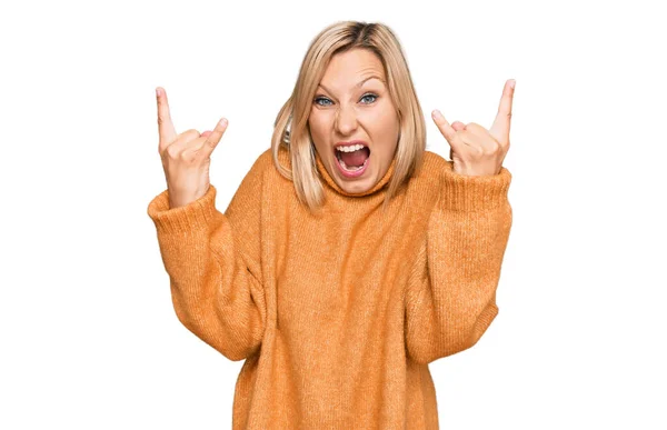 Mujer Caucásica Mediana Edad Con Suéter Invierno Casual Gritando Con —  Fotos de Stock