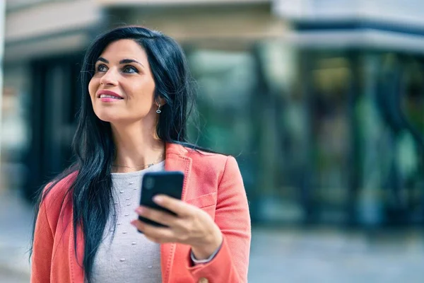 Νεαρή Όμορφη Επιχειρηματίας Χαμογελώντας Ευτυχισμένη Χρησιμοποιώντας Smartphone Στην Πόλη — Φωτογραφία Αρχείου