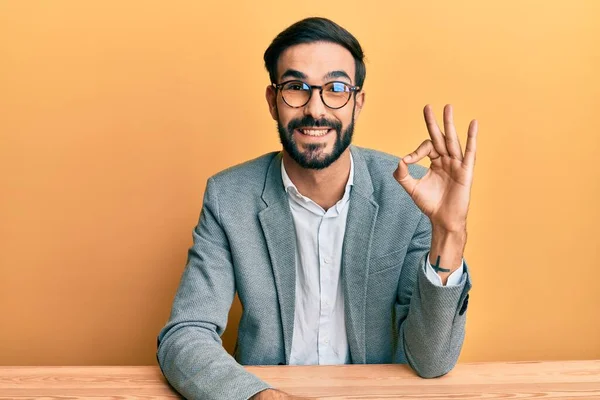 Ung Latinamerikan Som Arbetar Kontoret Leende Positiv Gör Tecken Med — Stockfoto