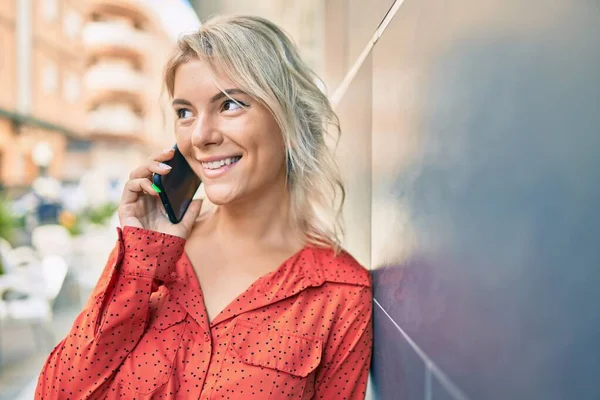 Genç Sarışın Kadın Gülümsüyor Şehirdeki Akıllı Telefondan Konuşuyor — Stok fotoğraf