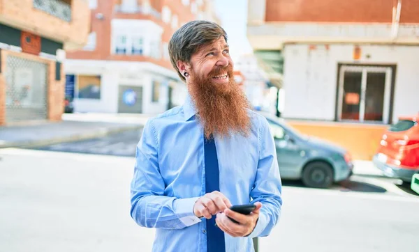 Jonge Knappe Roodharige Zakenman Met Elegante Kleding Die Vrolijk Lacht — Stockfoto