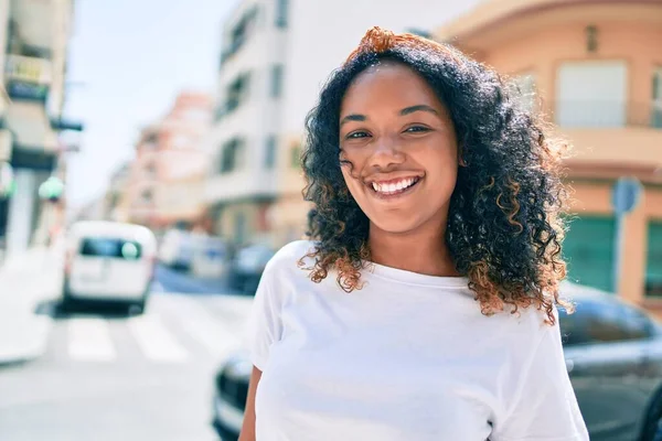아프리카계 미국인젊은 여성이 곱슬머리로 행복하게 야외에서 — 스톡 사진