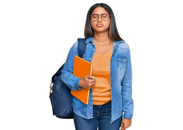 Молода Латинська Дівчина Студентському Рюкзаку Тримає Книжки Дивлячись Камеру Яка — стокове фото