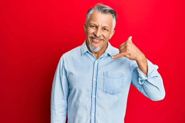 Hombre Pelo Gris Mediana Edad Vistiendo Ropa Casual Sonriendo Haciendo — Foto de Stock