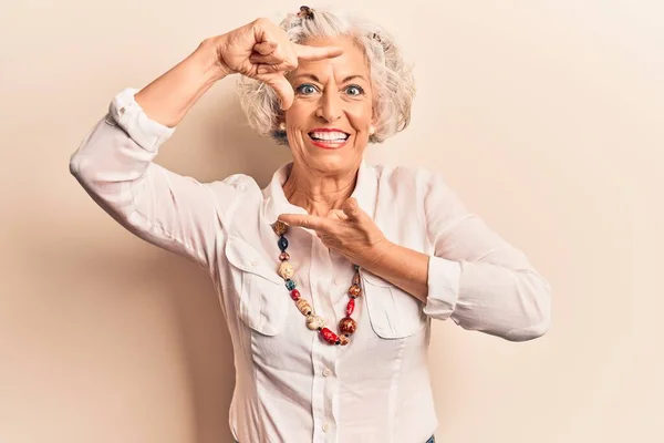 Starsza Siwowłosa Kobieta Luźnych Ubraniach Uśmiechnięta Robiąca Ramę Dłońmi Palcami — Zdjęcie stockowe