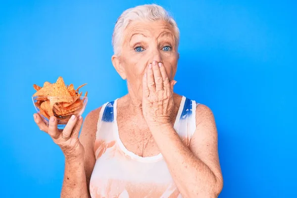 Senior Beautiful Woman Blue Eyes Grey Hair Holding Nachos Potato — 图库照片