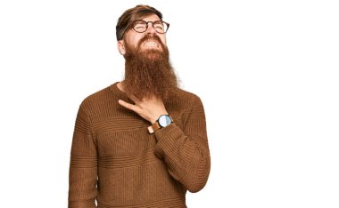 Genç İrlandalı kızıl elbiseli, gözlüklü, boynu ağrıyan, grip, mantar ve enfeksiyon yüzünden boğaz ağrısı çeken bir adam. 