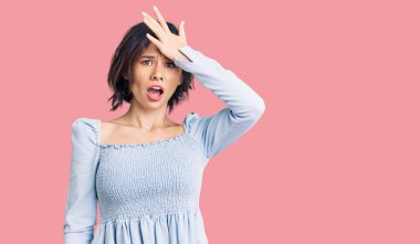 Gündelik giysiler giyen genç ve güzel bir kız. Hatayla el ele tutuşup şaşırdı. Hatayı hatırla. Unuttum, kötü hafıza kavramı. 