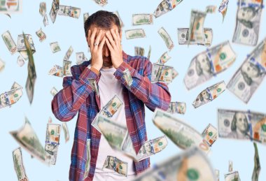 Genç, yakışıklı, gündelik kıyafetler giyen, baş ağrısı çeken çaresiz ve stresli bir adam. Çünkü acı ve migren ağrısı var. Eller başının üstünde..