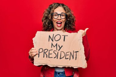 Orta yaşlı bir kadın demokrasi istiyor. Elinde bayrak var. Başkan mesajım yok.