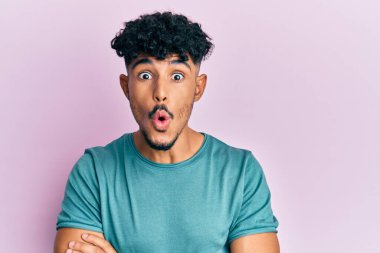 Gündelik giysiler giyen genç Arap yakışıklı. Şaşırmış ve korkmuş bir ifade, korku ve heyecanlı bir yüz.. 