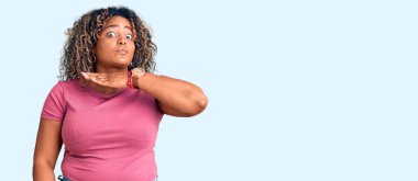 Genç Afro-Amerikan artı cüsseli kadın gündelik kıyafetler giyip boğazını bıçak niyetine kesiyor, saldırganlığı şiddetle tehdit ediyor. 