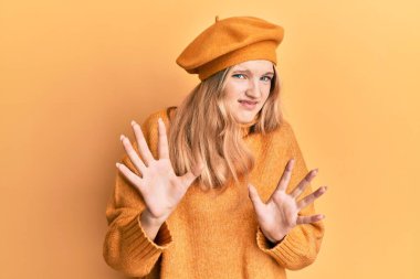 Fransız tarzı giyinen güzel beyaz bir kız iğrenç bir ifadeyle, tiksindirici ve tiksindirici bir ifade takınıyor çünkü tiksinti tepki veriyor. Eller havada. 