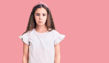 Günlük beyaz tişört giyen tatlı İspanyol kız bunalımlı ve üzüntülü, sinirli ve korkmuş bir şekilde ağlıyor. hüzünlü ifade. 