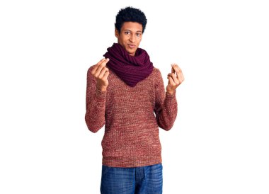 Genç Afro-Amerikan adam günlük kazak ve fular giyerek para kazanıyor. Elleriyle jest yapıyor. Maaş istiyor, milyoner iş istiyor. 