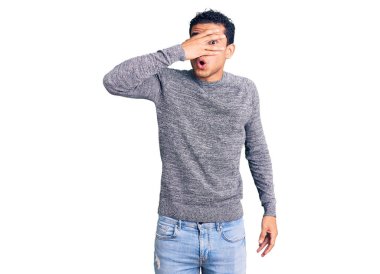 İspanyol asıllı yakışıklı genç adam, sıradan bir süveter giyiyor. Şoka giriyor, yüzünü ve gözlerini kapatıyor. Utanmış bir ifadeyle parmaklarından bakıyor.. 