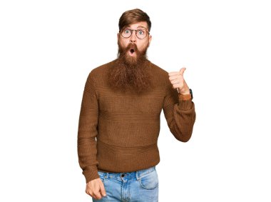 Genç İrlandalı, günlük kıyafetler ve gözlük takan kızıl saçlı adam elleri yana dönük, ağzı açık, şaşkın bir ifadeyle şaşırdı.. 