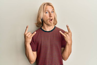 Kafkasyalı, uzun saçlı, taş gibi hareketler yapan, ağzı açık, şüpheci ve alaycı görünen genç bir adam. 