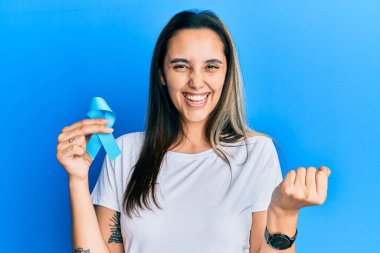 Mavi kurdele tutan genç İspanyol kadın gururla bağırıyor zaferi ve başarıyı kutluyor. 