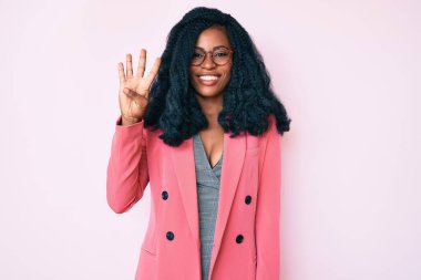 İş ceketi ve gözlük takan güzel Afrikalı kadın dört numarayı gösterip işaret ederken kendinden emin ve mutlu bir şekilde gülümsüyor.. 