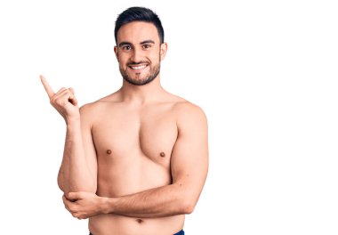 Mayo giyen genç ve yakışıklı adam gülümsüyor. 