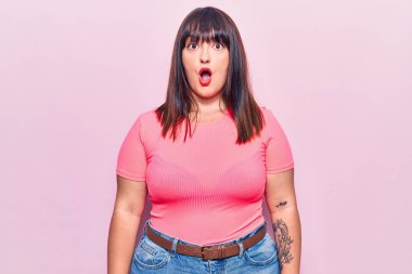 Genç ve cüsseli kadın gündelik kıyafetler giyiyor. Şaşırmış ve korkmuş bir ifade, korku ve heyecanlı bir yüz ifadesi var.. 