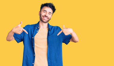 Günlük kıyafetler giyen, kendine güveni olan, kendini gururlu ve mutlu gösteren genç İspanyol bir adam.. 