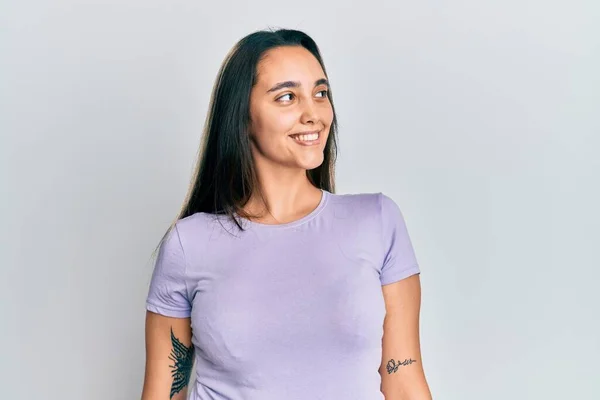 Jeune Femme Hispanique Portant Des Vêtements Décontractés Regardant Vers Côté — Photo