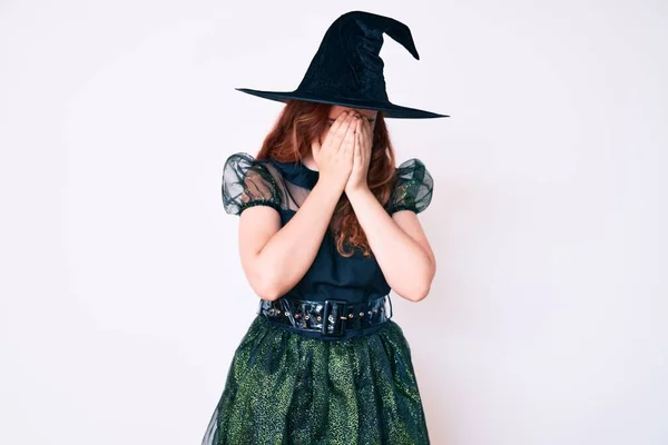 Jovem Mulher Bonita Vestindo Trajes Bruxa Halloween Com Expressão Triste — Fotografia de Stock