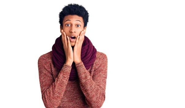 Ung Afrikansk Amerikansk Man Bär Casual Vinter Tröja Och Halsduk — Stockfoto