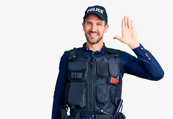 Polis Üniforması Giyen Genç Yakışıklı Adam Merhaba Diyor Mutlu Güler — Stok fotoğraf