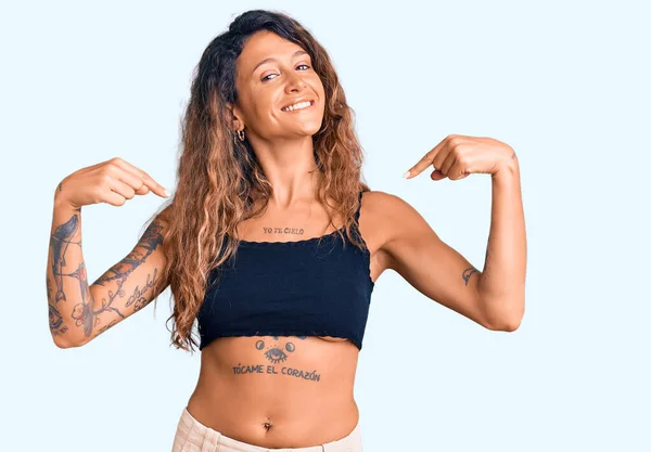 Giovane Donna Ispanica Con Tatuaggio Che Indossa Abiti Casual Guardando — Foto Stock