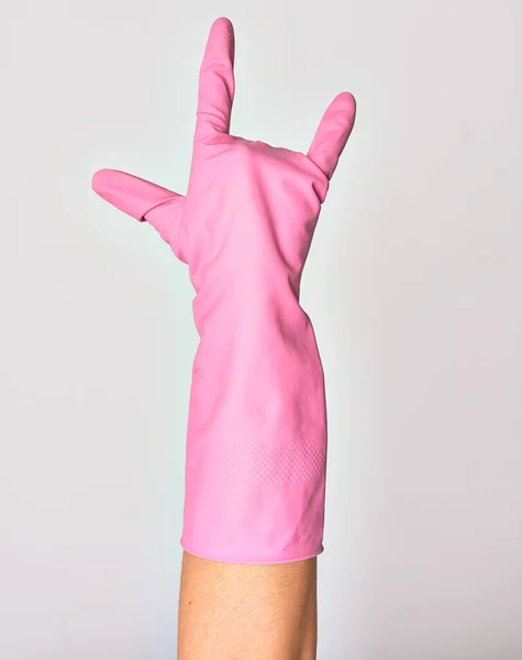 Mão Jovem Caucasiana Vestindo Luva Limpeza Rosa Mostrando Dedo Com — Fotografia de Stock