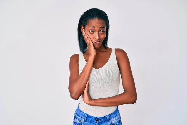 Mujer Afroamericana Joven Que Usa Ropa Casual Pensando Que Parece — Foto de Stock