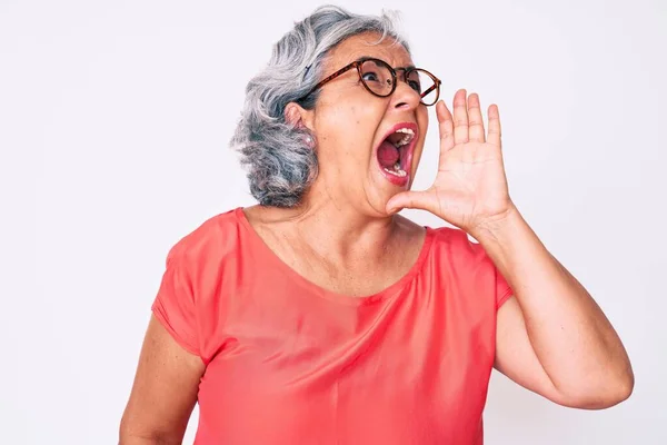 Ältere Hispanische Grauhaarige Frau Lässiger Kleidung Und Brille Schreit Und — Stockfoto