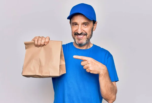 Homem Entrega Bonito Meia Idade Usando Cap Segurando Saco Papel — Fotografia de Stock