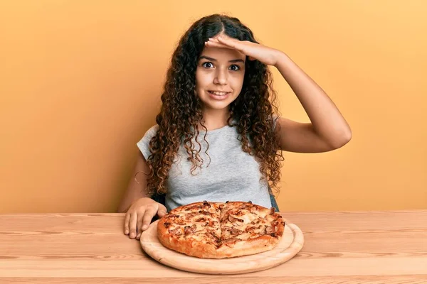 Adolescente Ragazza Ispanica Mangiare Pizza Italiana Stressato Frustrato Con Mano — Foto Stock