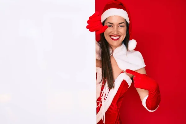 Mladá Žena Kostýmu Santa Clause Drží Prázdný Prázdný Prapor Ukazující — Stock fotografie