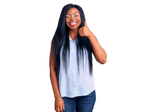 Fiatal Afro Amerikai Alkalmi Ruhát Visel Boldog Hüvelykujjával Felemeli Kezét — Stock Fotó