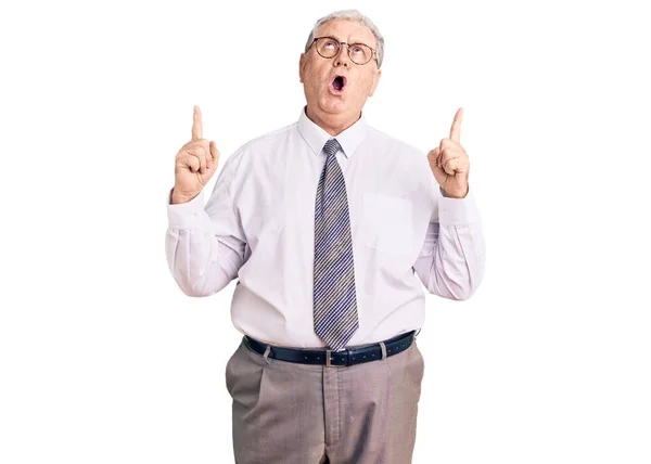 Älterer Grauhaariger Mann Businesskleidung Schaut Erstaunt Und Überrascht Auf Und — Stockfoto