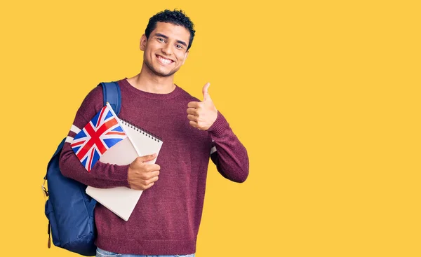Hispânico Bonito Jovem Estudante Intercâmbio Segurando Bandeira Reino Unido Sorrindo — Fotografia de Stock