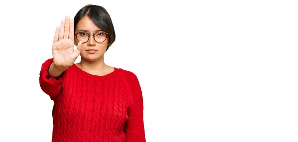 Young Beautiful Hispanic Woman Short Hair Wearing Casual Sweater Glasses — Stock fotografie