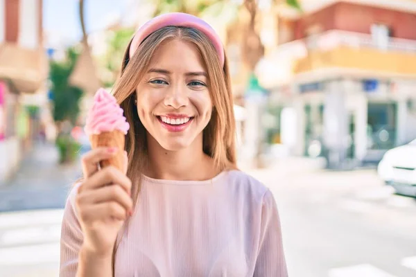 Joven Chica Caucásica Sonriendo Feliz Comiendo Helado Ciudad —  Fotos de Stock