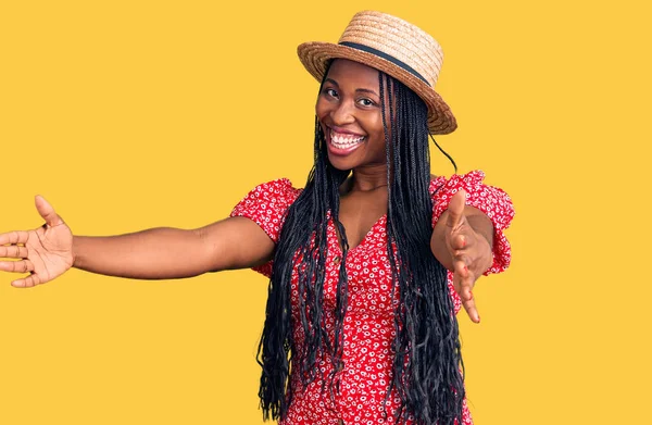 Afrika Kökenli Amerikalı Genç Bir Kadın Yaz Şapkası Takmış Kameraya — Stok fotoğraf