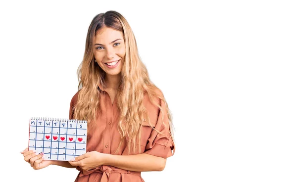 Mulher Branca Bonita Com Cabelo Loiro Segurando Calendário Cardíaco Olhando — Fotografia de Stock