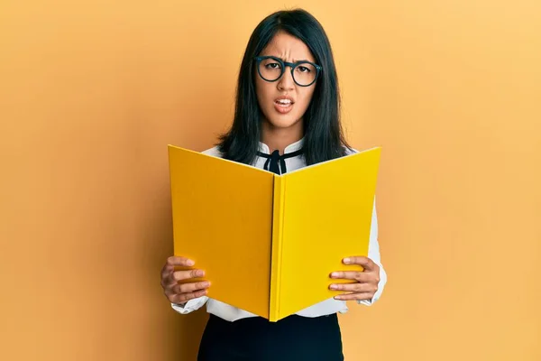 Hermosa Mujer Joven Asiática Leyendo Libro Con Gafas Expresión Despistada —  Fotos de Stock