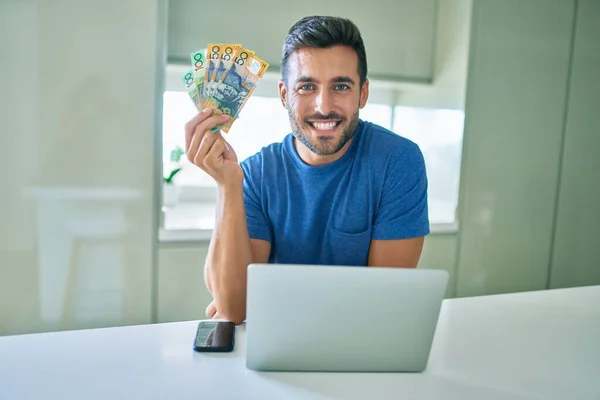 Jovem Bonitão Sorrindo Feliz Segurando Notas Dólares Australianos Casa — Fotografia de Stock