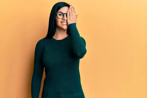 Ung Kaukasiska Kvinna Bär Casual Kläder Och Glasögon Täcker Ett — Stockfoto